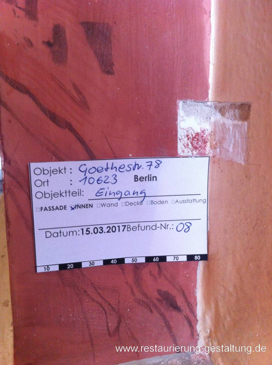 X Denkmalpflegerische Untersuchung durch Restaurator i.H. Schimpf Firma restaurierung & gestaltung und einer Kollegin in einem Eingang bzw. Entree in Berlin Charlottenburg. Die Untersuchung wurde vor ca. einem Jahr gemacht. Dies ist Grundlage der denkmalpflegerischen Genehmigung bei der Unteren Denkmalbehörde. Auf den Ergebnissen der Untersuchen macht der Restaurator des Konzept, das mit der Unteren Denkmalschutzbehörde abgestimmt wird. Nach der denkmalrechtlichen Genehmigung kann dann das restauratorische Konzept als Restaurierung oder Rekonstruktion umgesetzt werden. Es ist nicht unüblich, das der Restautor das Konzept zur Umsetzung schreibt und diese Arbeiten dann auf der Baustelle begleitet. Meist handelt es sich hier um Malerarbeiten In diesen Fall kann Restaurator Schimpf mit seinem Maler Team die Arbeiten am Denkmal komplett übernehmen. Dies erhöht die Qualität und senkt die Kosten für zusätzliche stunden.